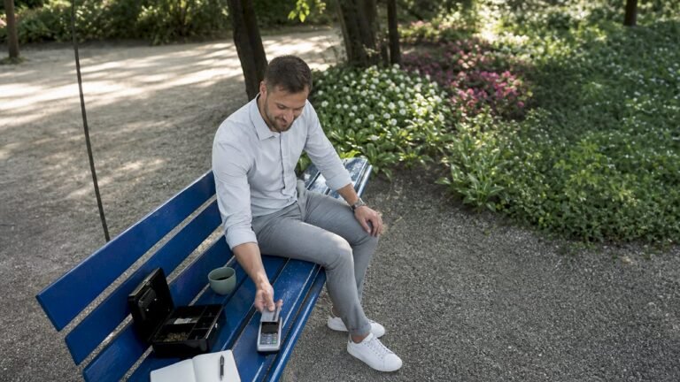 Moški v pisarni s kartico plača na brezkontaktni način.