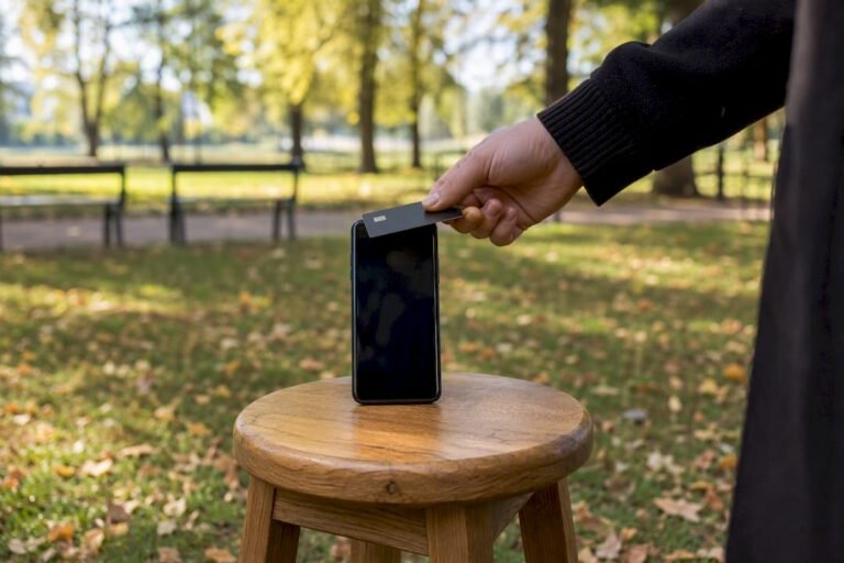 Dotikanje kartice na zadnji strani Android telefona