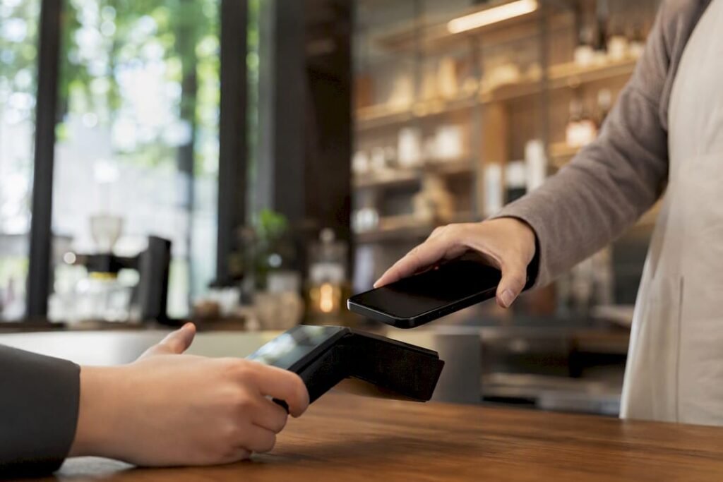 Ročna tapkanje pametnega telefona na POS napravi