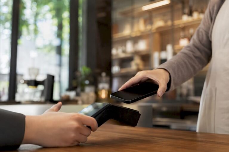 Ročna tapkanje pametnega telefona na POS napravi